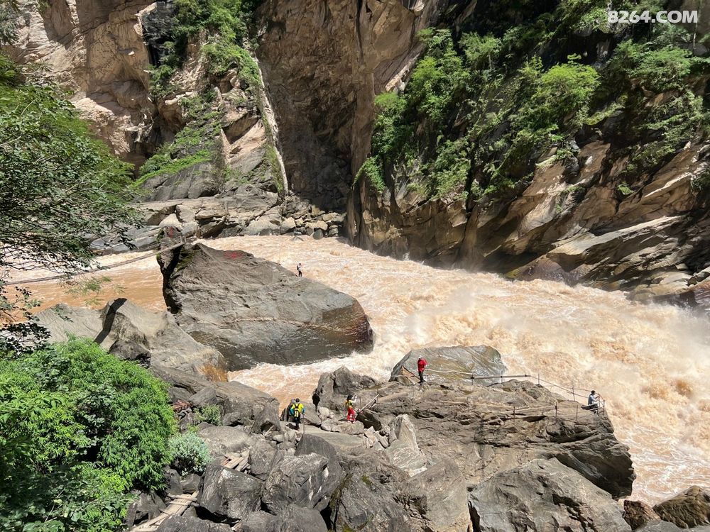 虎跳峡石头，自然的鬼斧神工与人文的交融印记