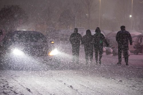 河南局地暴雪20毫米以上，冰雪覆盖下的城市生活